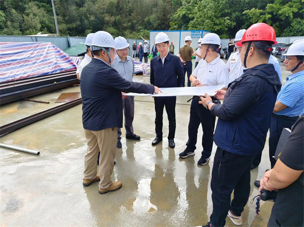 4月28日，市委常務(wù)、常務(wù)副市長任生調(diào)研新安江防洪項目建設(shè)情況，黃山徽投集團副總經(jīng)理張高峰陪同調(diào)研。.jpg