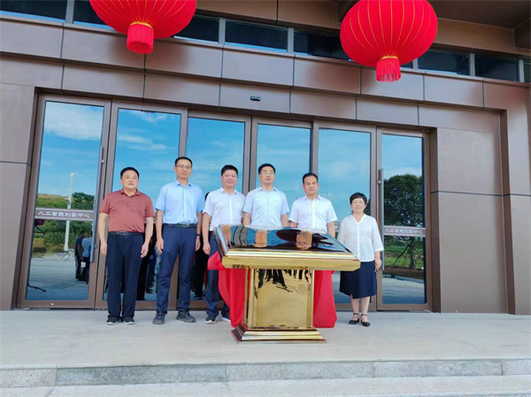 7月18日上午，歙縣人工智能創(chuàng)客中心正式投入使用并舉行揭牌儀式，縣委常委、常務副縣長詹凱主持儀式，縣委副書記、縣長王奇勇和徽投集團黨委書記、董事長洪筱明共同為歙縣人工智能創(chuàng)客中心揭牌。縣委常委、縣經(jīng)開區(qū)管委會主任王坤，副縣長程衍生，縣政協(xié)副主席、財政局局長曹胡翠，縣直有關(guān)部門、縣各金融機構(gòu)主要負責同志，共同見證揭牌儀式，并觀摩富豐新城片區(qū)投資規(guī)劃沙盤、集團企業(yè)館1。.jpg