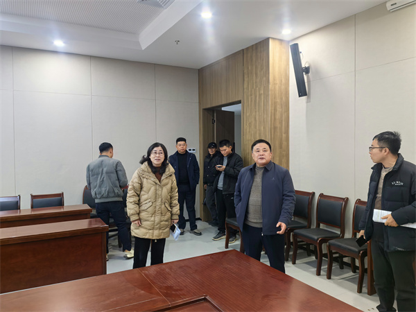 12月24日，洪董會同人大鄭主任檢查行知研學(xué)基地會務(wù)場地布置工作。.jpg