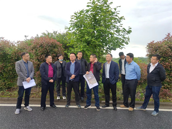 4月23日，洪董率隊陪同汪凱縣長調(diào)研糧庫項目.jpg