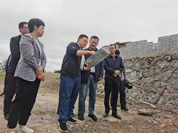 5月10日，副縣長徐涌泗一行調(diào)研湖田山項(xiàng)目，黃山徽投集團(tuán)黨委書記、董事長洪筱明，湖田山執(zhí)行董事邢輝姣陪同2.jpg