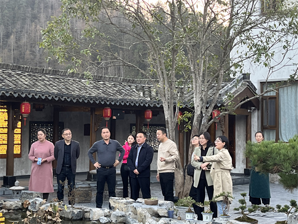 11月26日，縣人大鄭向陽(yáng)主任帶隊(duì)考察黟縣泊心云宿建成運(yùn)營(yíng)情況，洪董，方總，葉總陪同調(diào)研。.jpg