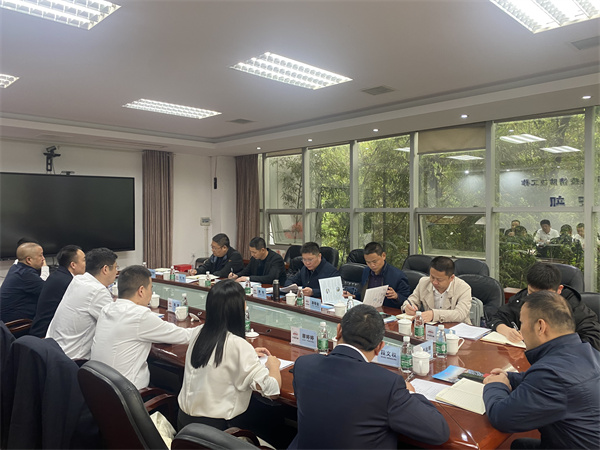 1684223118636723.jpg 4月25日,縣委常委、副縣長詹凱帶隊(duì)赴湖南參觀吉首智慧停車指揮中心,潘總、方總陪同調(diào)研。1.jpg